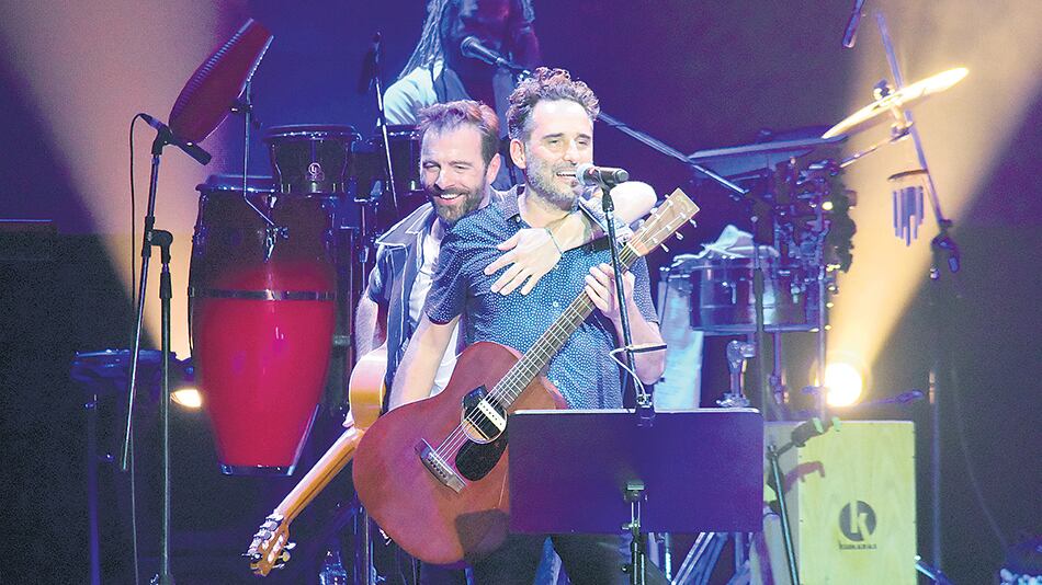 Johansen y Drexler, viejos amigos de la vida y la música, en uno de los pasajes cumbres de la velada.