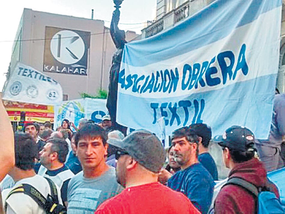 Pymes y trabajadores textiles de Luján se vienen movilizando para reclamar por la caída del sector.