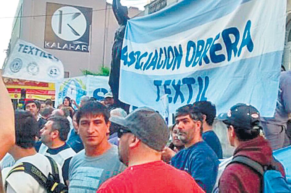 Pymes y trabajadores textiles de Luján se vienen movilizando para reclamar por la caída del sector.