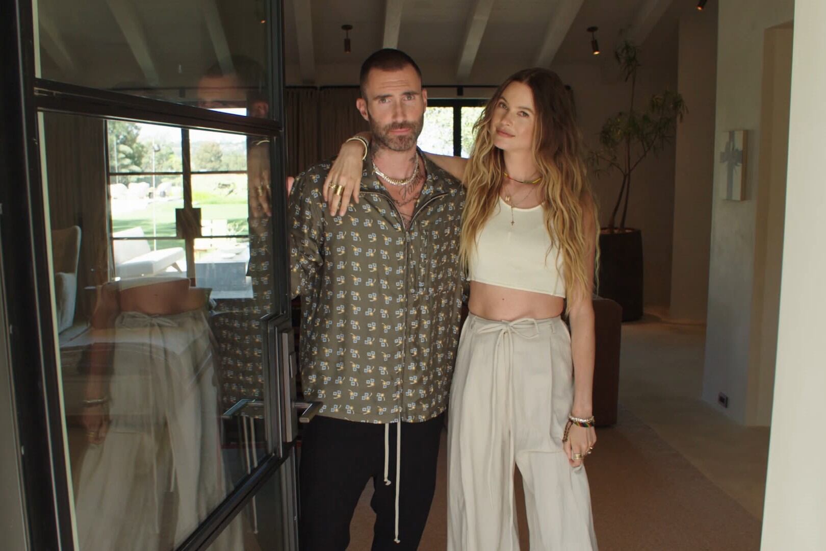 Adam Levine y su esposa, la modelo Behati Prinsloo esperan su tercer hijo. (Foto: Arch Digest).