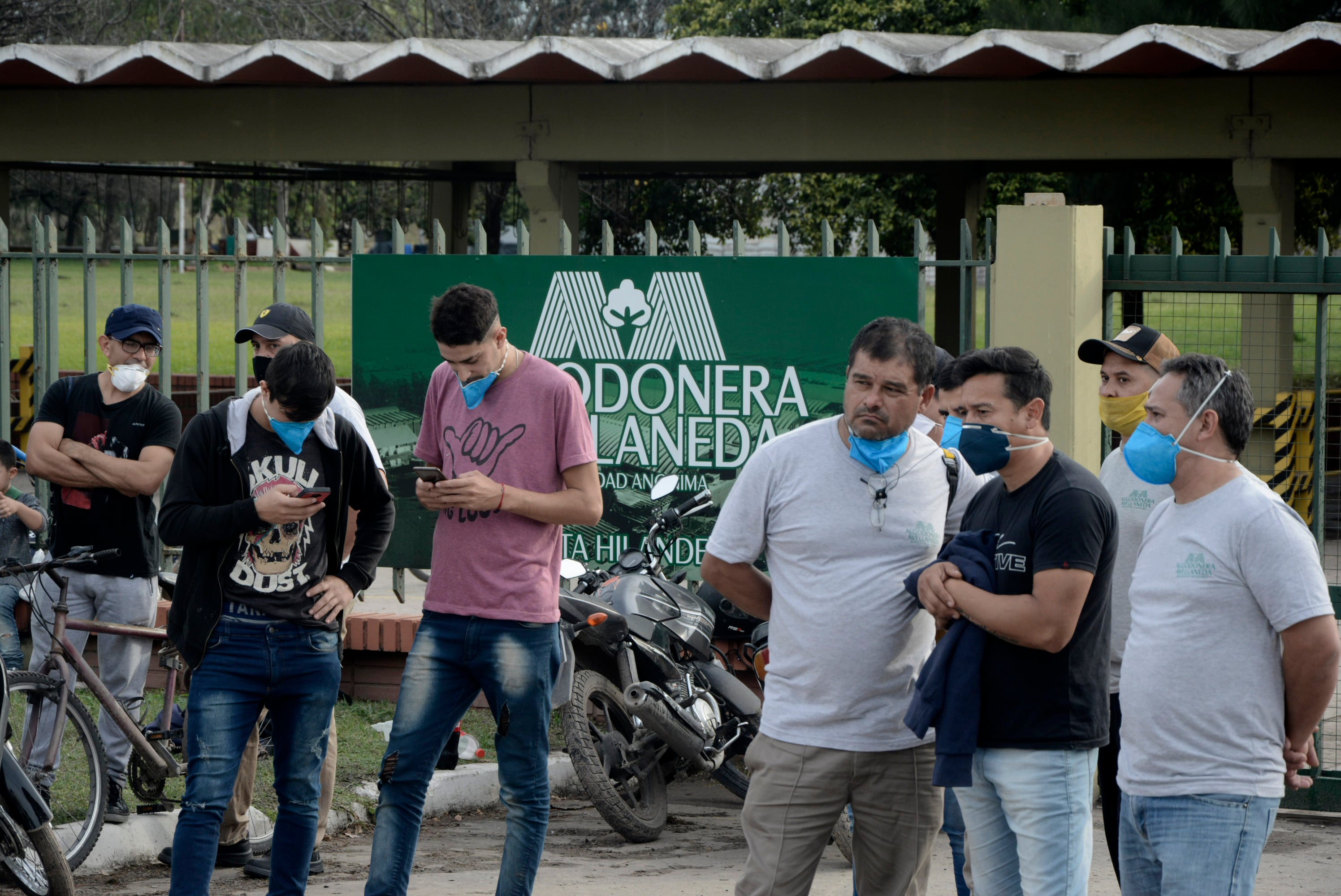El reclamo de los trabajadores frente a la planta de la algodonera que pertenece a Vicentin.