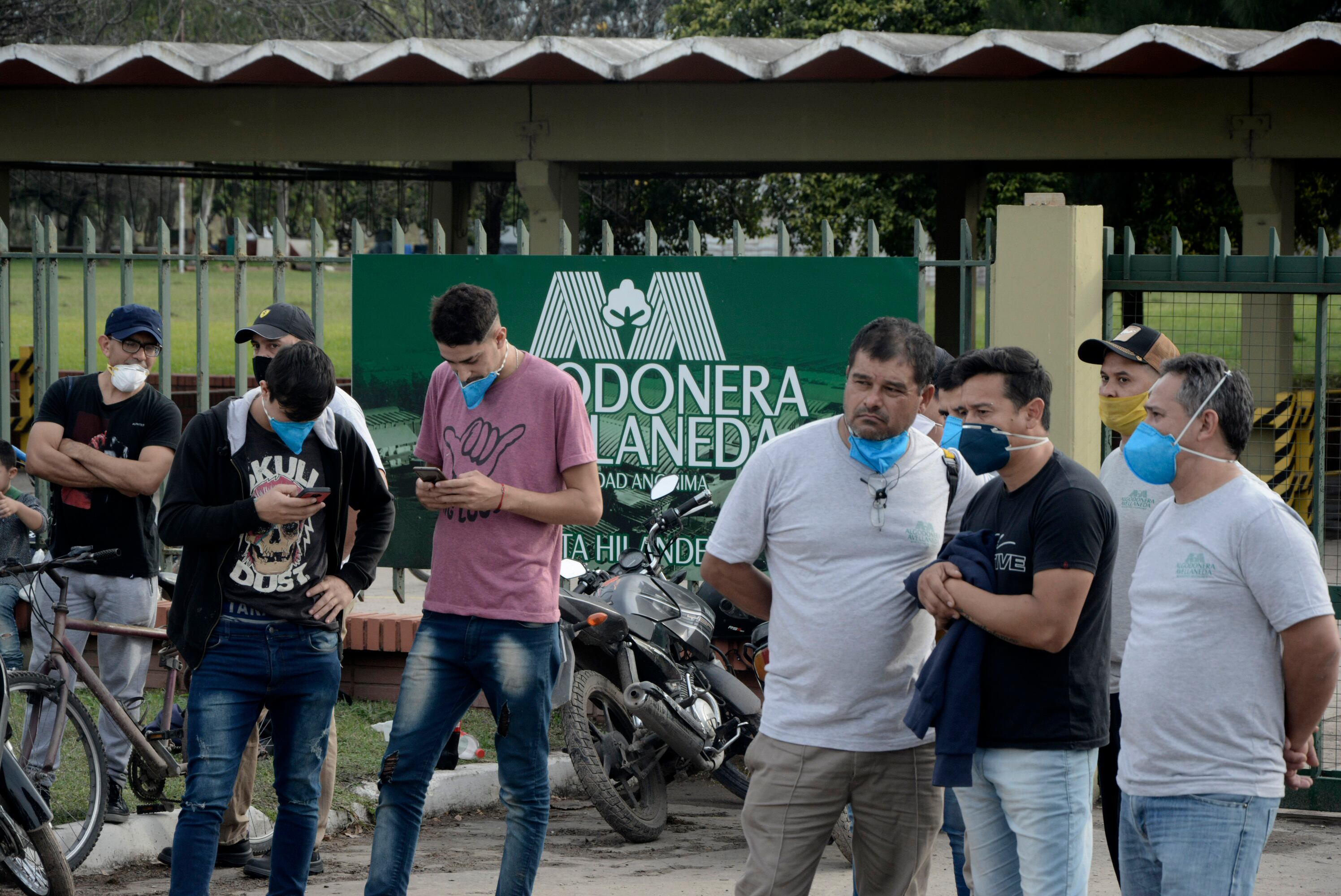 El reclamo de los trabajadores frente a la planta de la algodonera que pertenece a Vicentin.