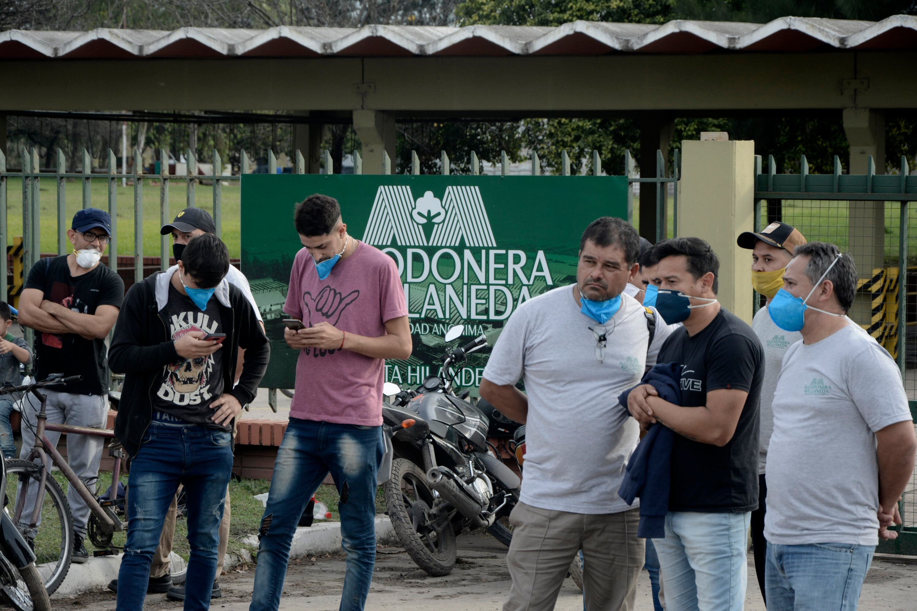 El reclamo de los trabajadores frente a la planta de la algodonera que pertenece a Vicentin.