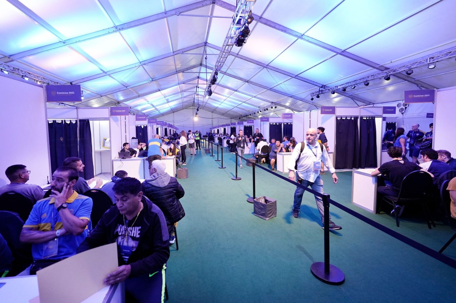 Los socios votaron en el campo de juego