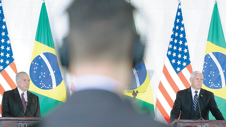 Temer y Pence posan durante una conferencia de prensa conjunta en el Palacio de Itamaraty, de la capital brasileña.