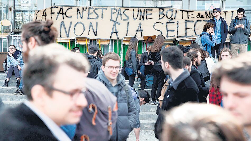Varios estudiantes se congregan frente a una de las entradas bloqueadas de la Universidad de Nanterre.