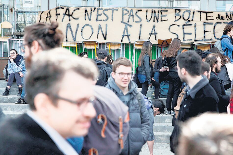 Varios estudiantes se congregan frente a una de las entradas bloqueadas de la Universidad de Nanterre.