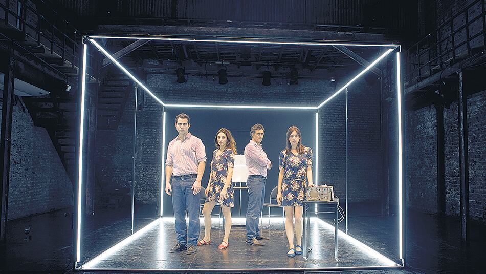 El elenco pone el cuerpo a un relato que cabalga entre utopías futuristas, traumas vitales y dosis de humor.