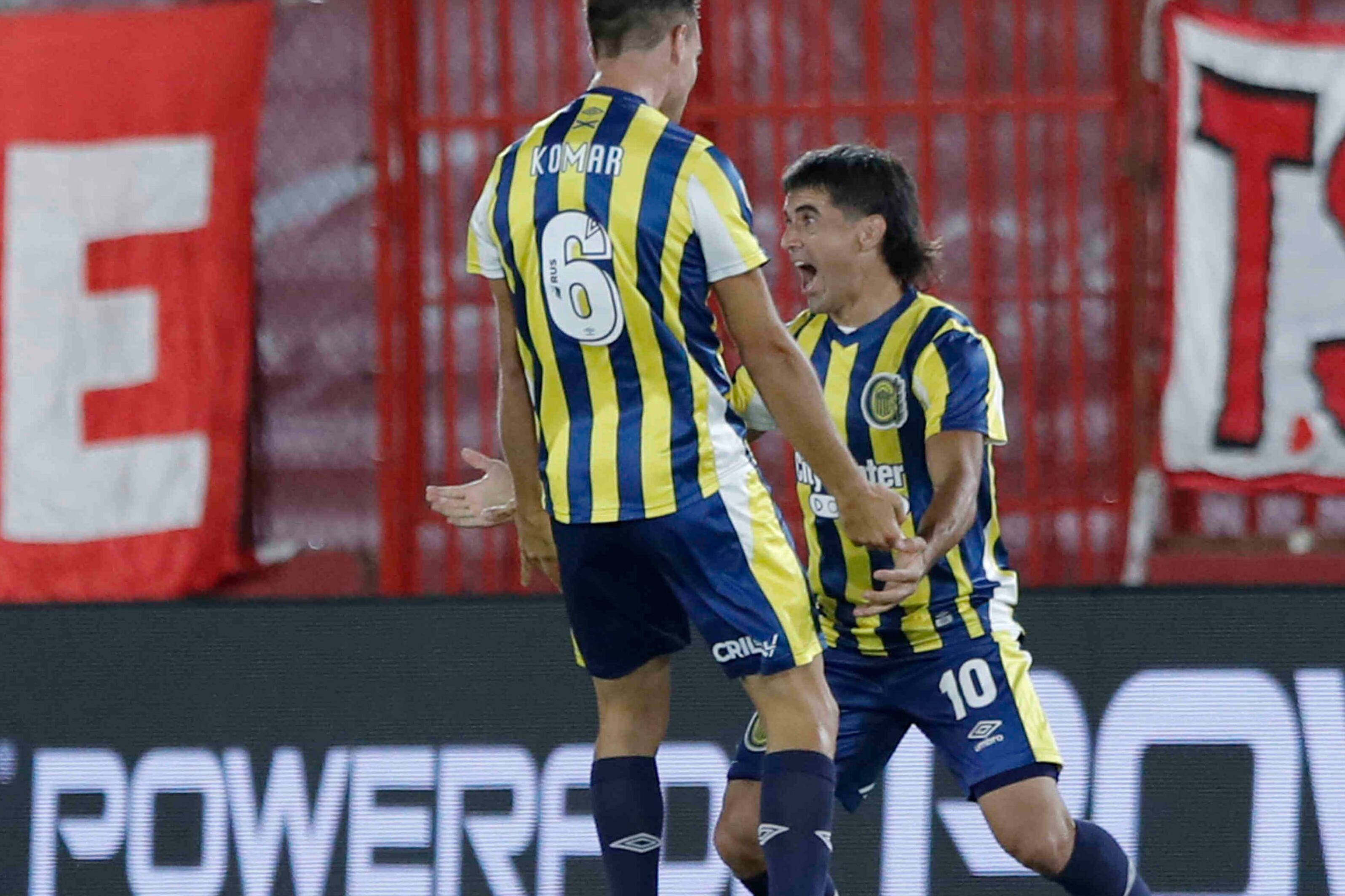 Malcorra celebra su gol junto a Komar