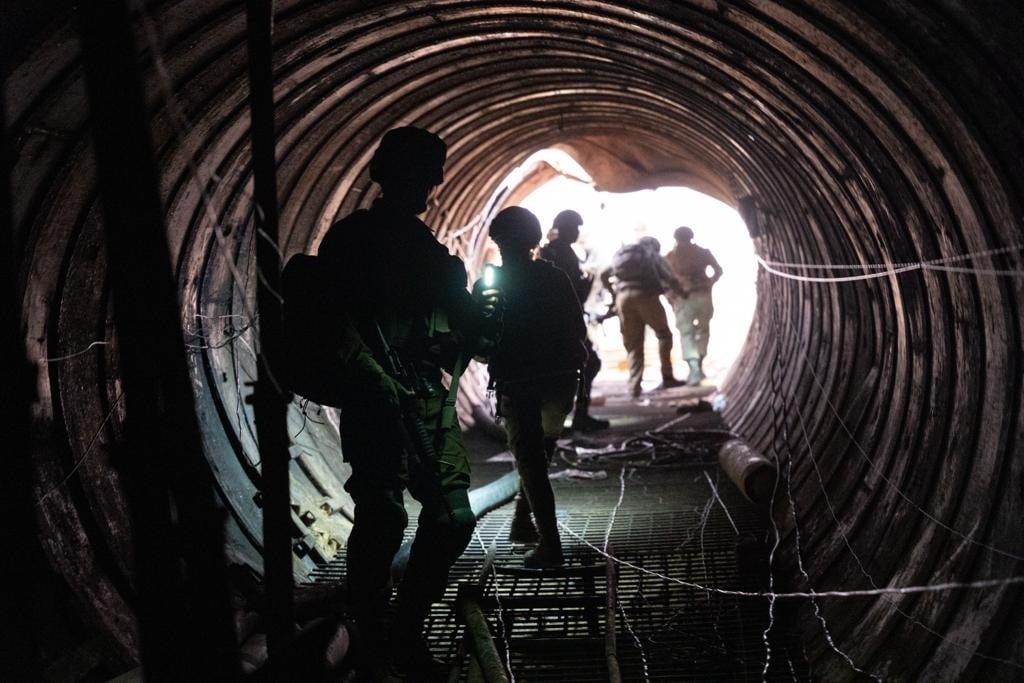 Militares de Israel recorren un túnel de Hamas.