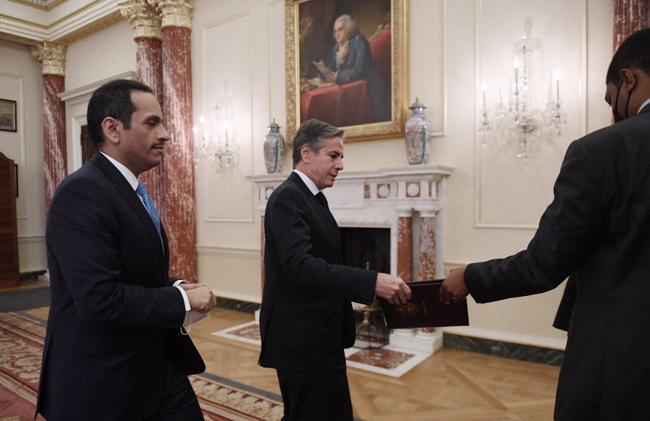 El ministro de relaciones exteriores de Qatar Sheikh Mohammed bin Abdulrahman Al Thani y el secretario de Estado Antony Blinken después de firmar el acuerdo.