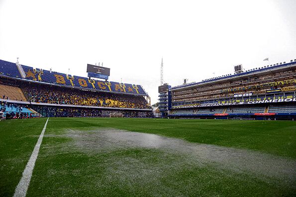 La Bombonera llena de agua; no aguantó los 95 milímetros que cayeron sobre su campo de juego.