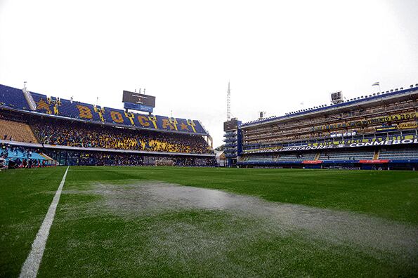 La Bombonera llena de agua; no aguantó los 95 milímetros que cayeron sobre su campo de juego.