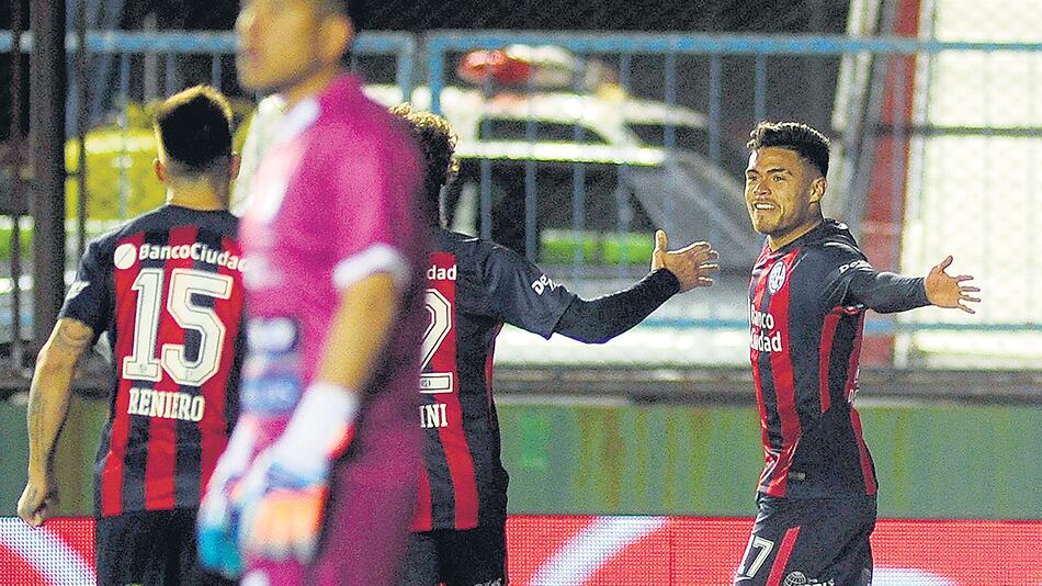 Tras marcar el gol, Díaz festeja con sus compañeros. San Lorenzo ganó 1-0.