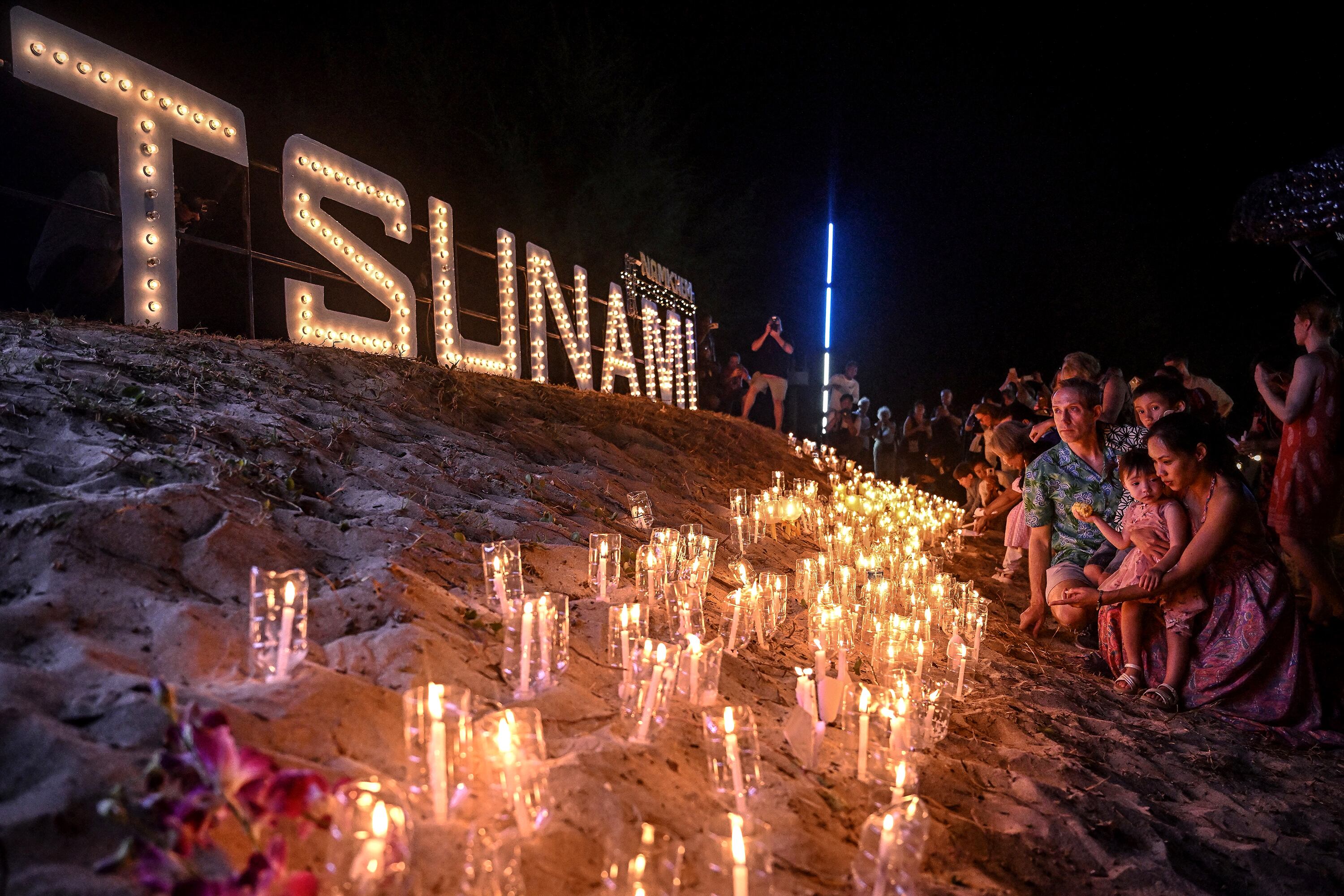 Velas en la playa como homenaje a las víctimas del tsunami más devastador de la historia.