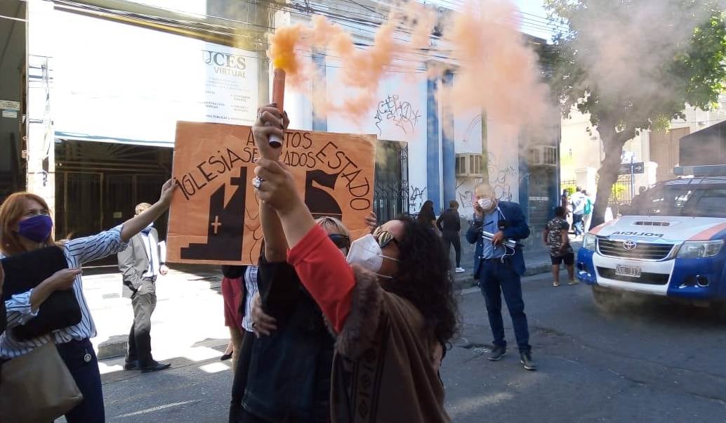 Agustina y Alejandra abrazadas luego de la sentencia.