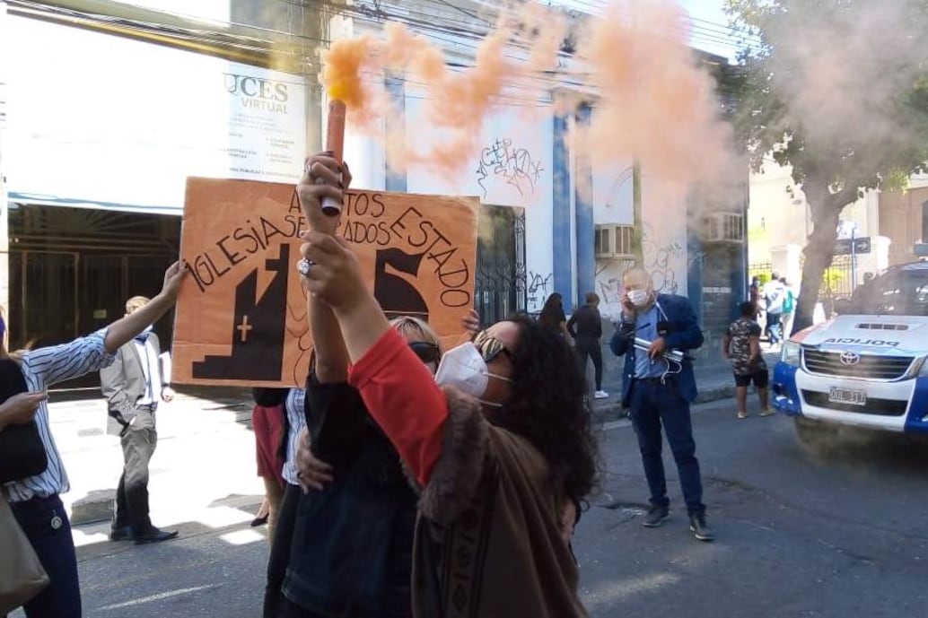 Agustina y Alejandra abrazadas luego de la sentencia.