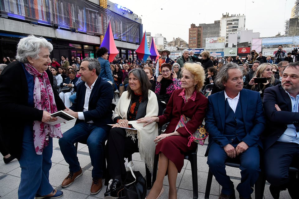 El intendente Pablo Javkin y la escritora Claudia Piñeiro en la apertura.