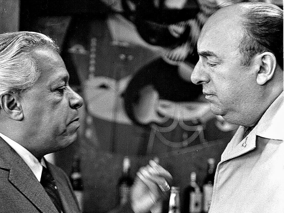 Nicolás Guillén con Pablo Neruda.