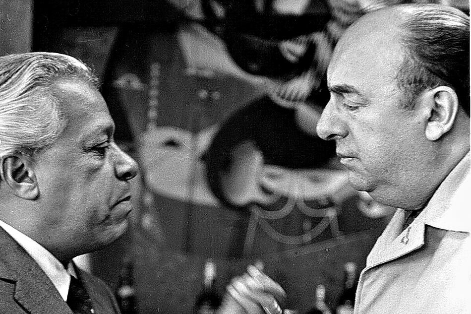 Nicolás Guillén con Pablo Neruda.