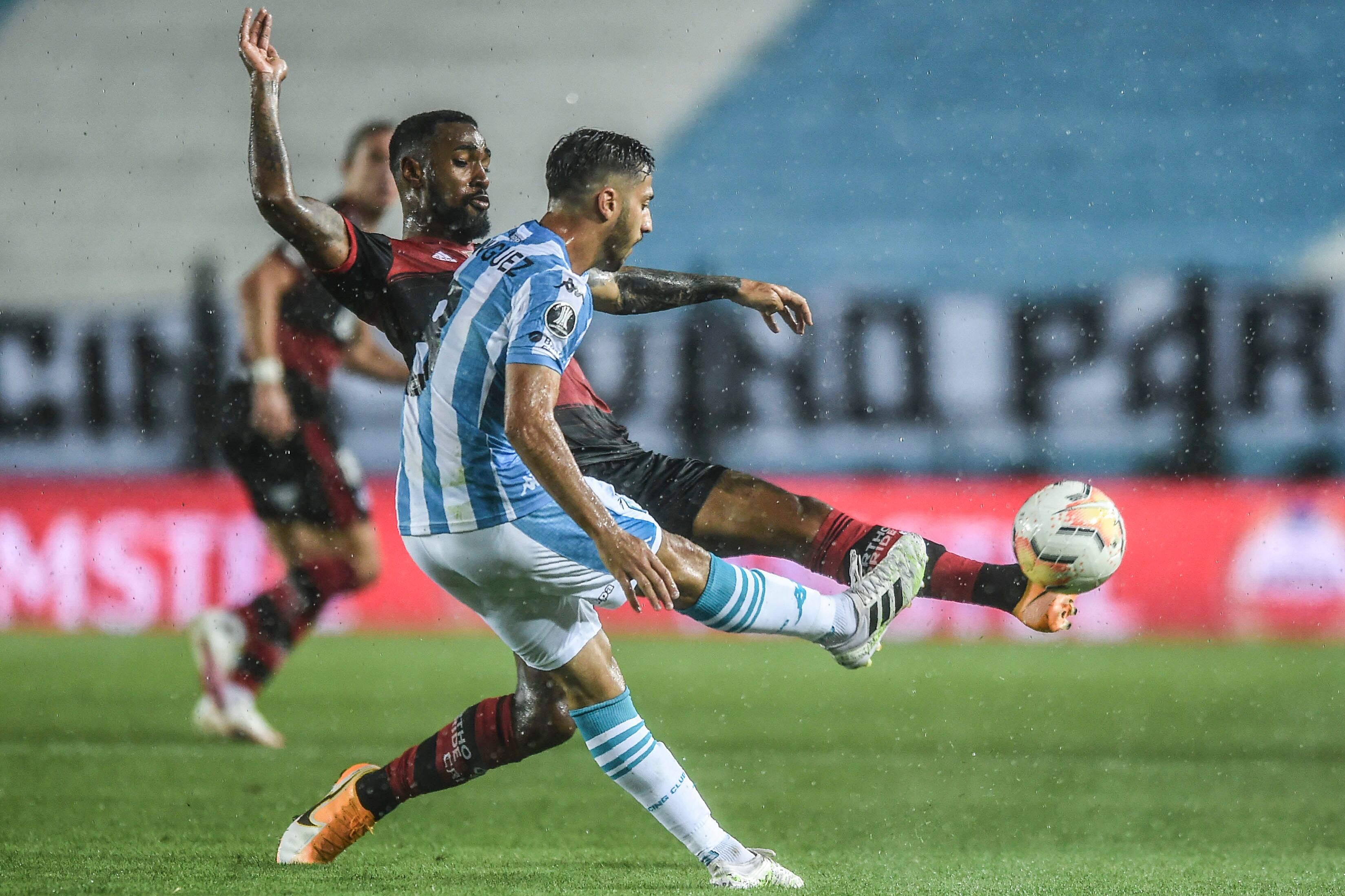 Fabricio Domínguez en uno de sus desbordes por derecha.