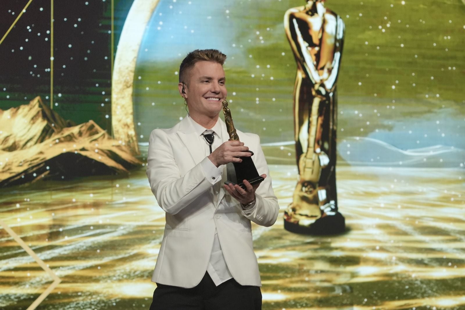 Santiago del Moro anunció y se entregó a sí mismo el Martín Fierro de Oro.