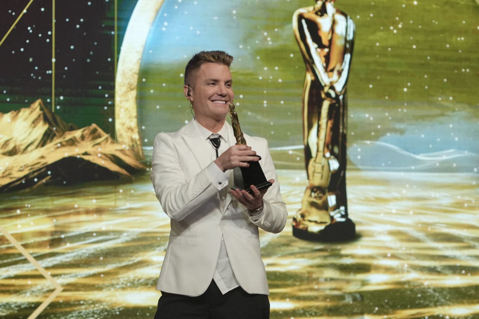 Santiago del Moro anunció y se entregó a sí mismo el Martín Fierro de Oro.