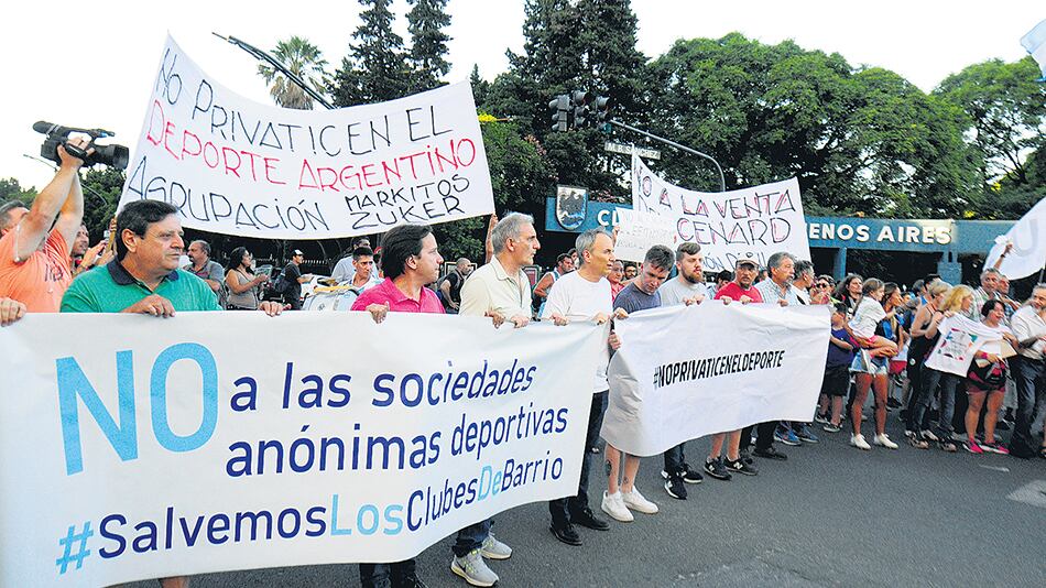 Las movilizaciones contra la política deportiva de Macri se sucedieron desde el anuncio del cierre del Cenard.