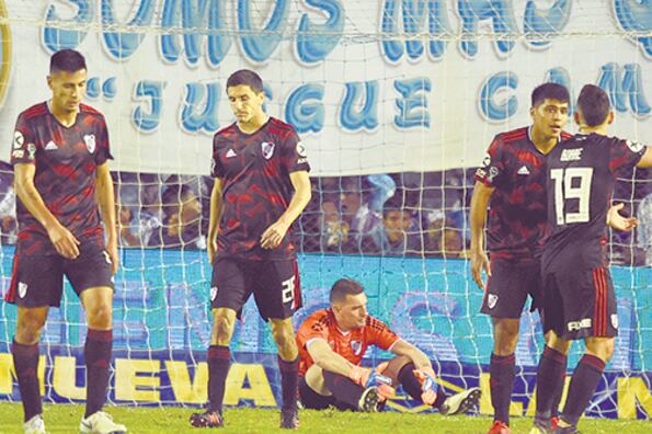 La postal de la desazón de River: Armani sentado en el piso, sus compañeros con la cabeza baja.