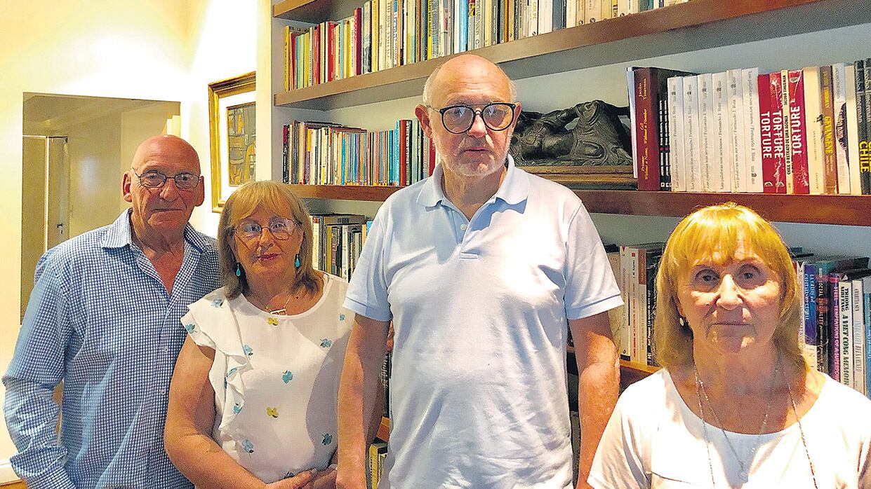 Olga y Juan Degtiar y Graciela Linial de Furman con Héctor Timerman en su casa, donde cumple arresto domiciliario.