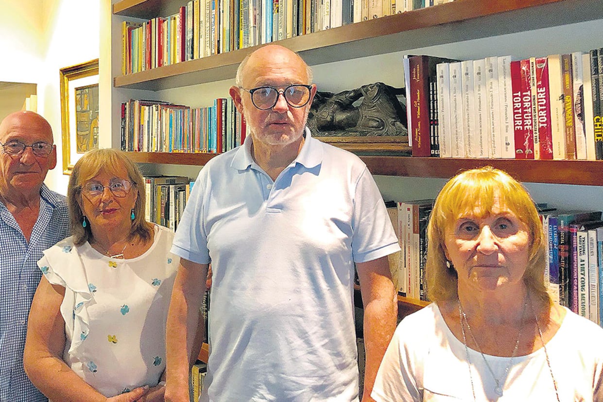 Olga y Juan Degtiar y Graciela Linial de Furman con Héctor Timerman en su casa, donde cumple arresto domiciliario.