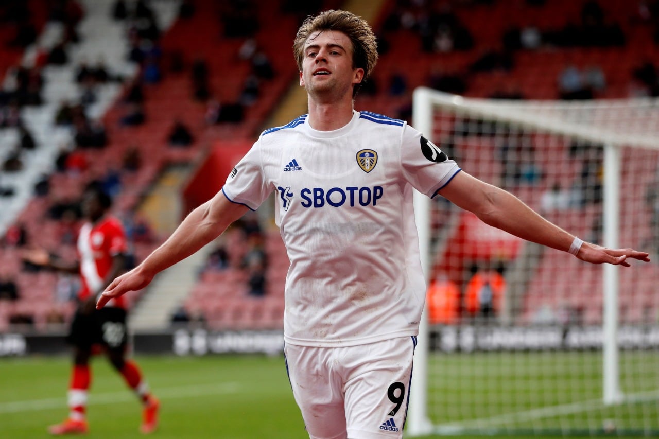 Bamford celebra el primer gol de Leeds.