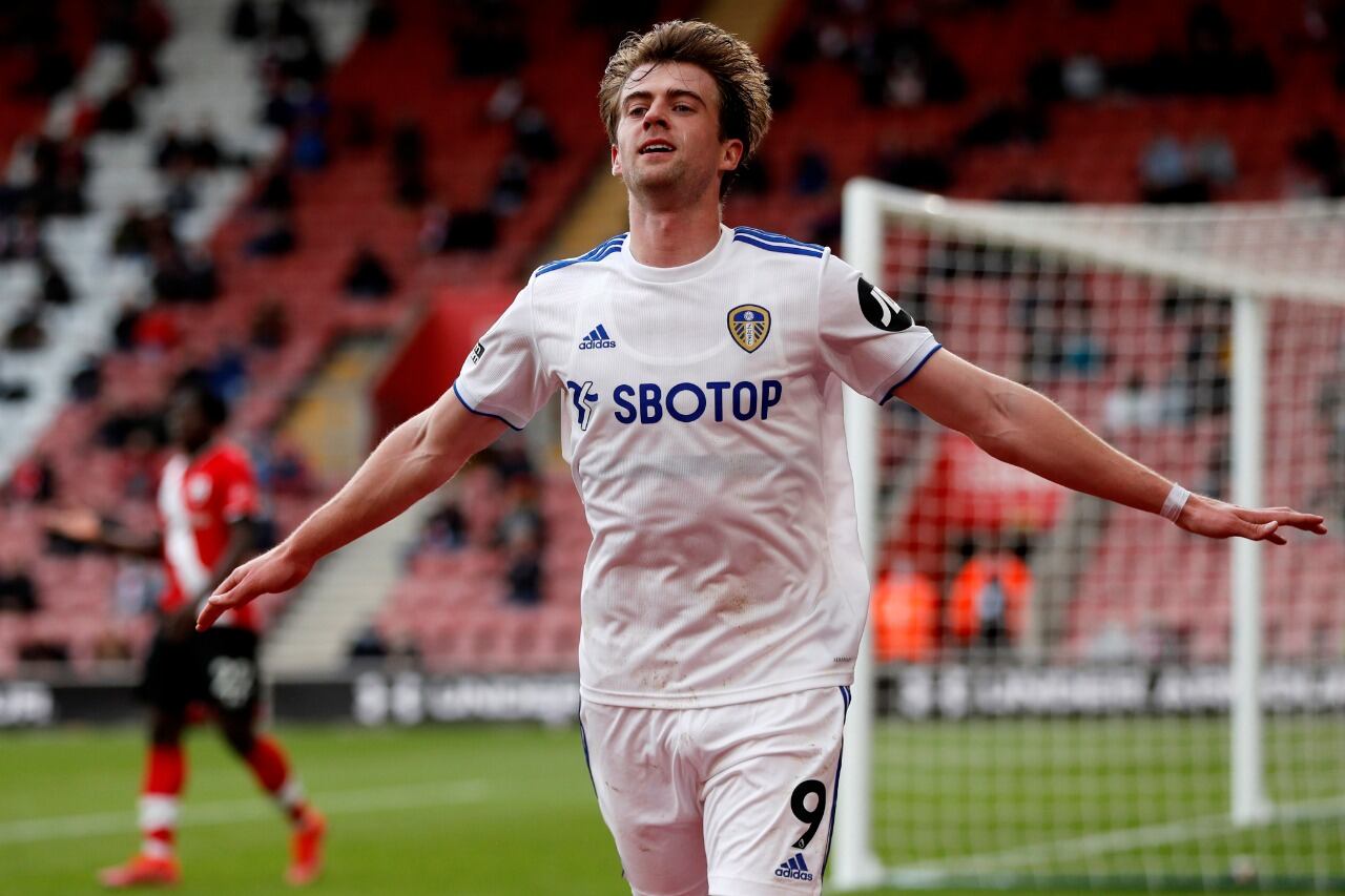 Bamford celebra el primer gol de Leeds.