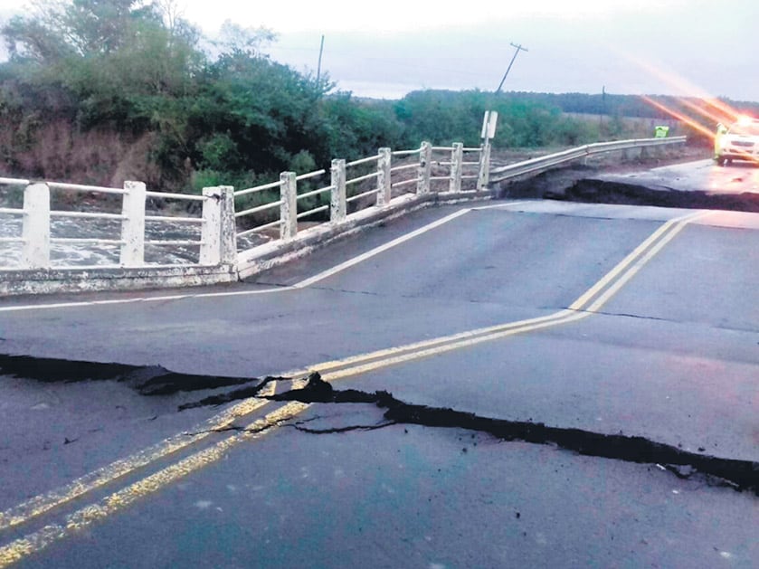 El gran caudal del arroyo Ibirí Cuá, en Corrientes, provocó la caída de un puente en la ruta 12.