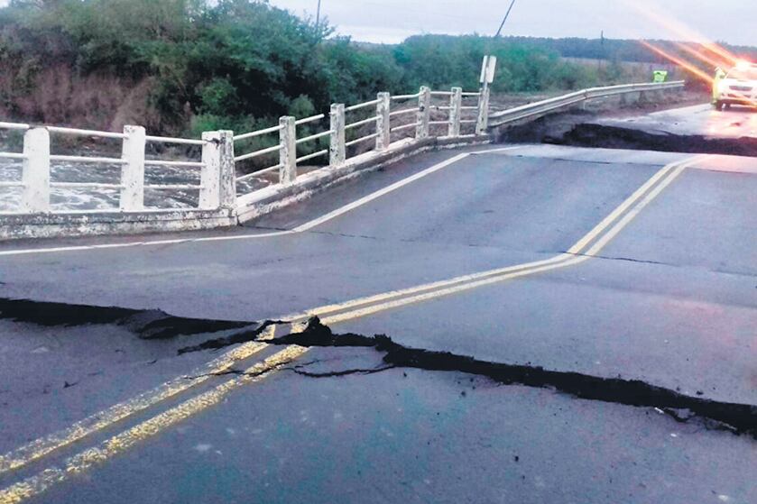 El gran caudal del arroyo Ibirí Cuá, en Corrientes, provocó la caída de un puente en la ruta 12.