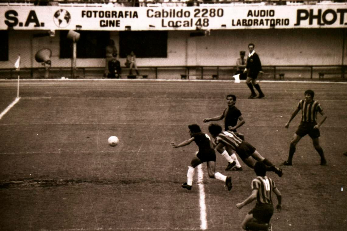 La palomita de Poy tras el centro a media altura del Negro González.