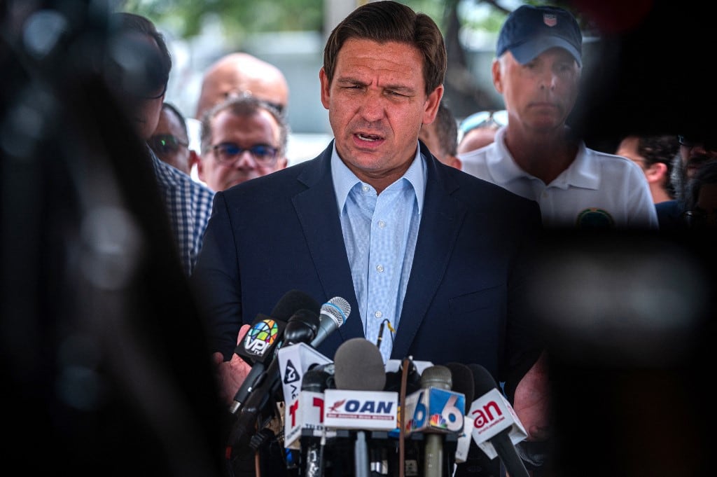 "Todos los niños necesitan un entorno de aprendizaje seguro y protegido", manifestó el gobernador Ron DeSantis. Foto: AFP.