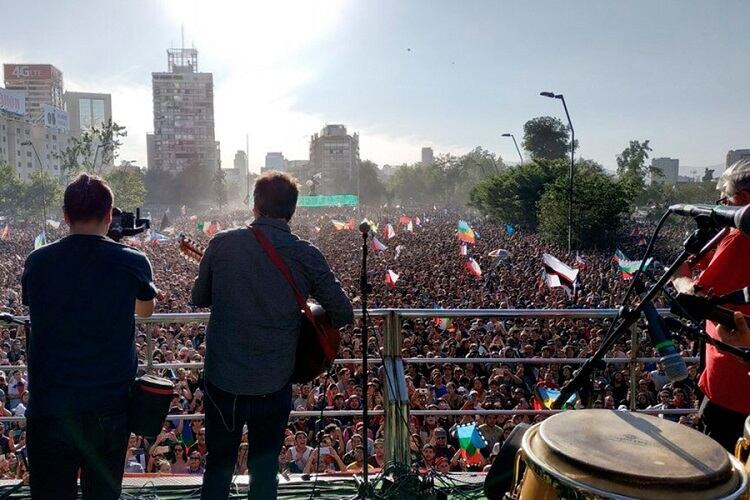 Una imagen del concierto multitudinario de ayer en Santiago. 