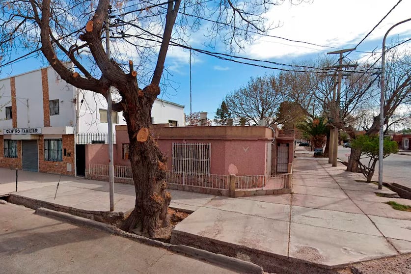 El hombre es psicólogo y aún figura habilitado para atender a familias y niños.