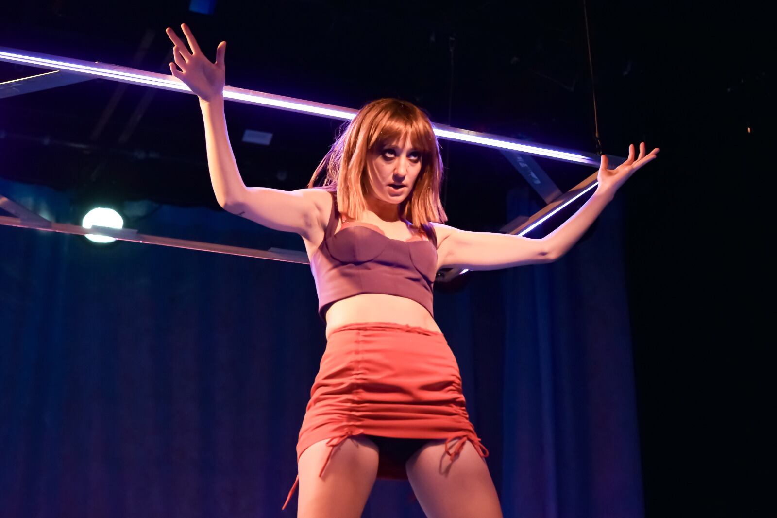 El personaje encarnado por Camila Peralta se empodera en virtud de sus habilidades sobrenaturales.