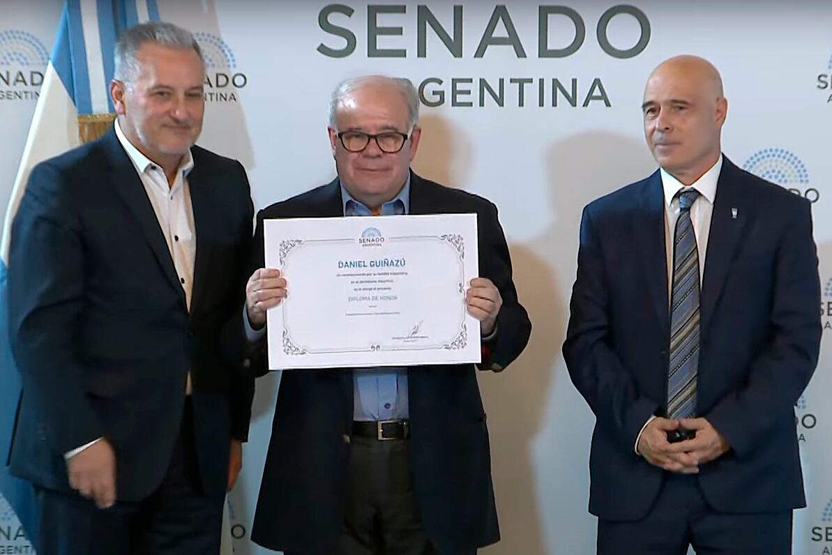 Daniel Guiñazú, diploma en mano