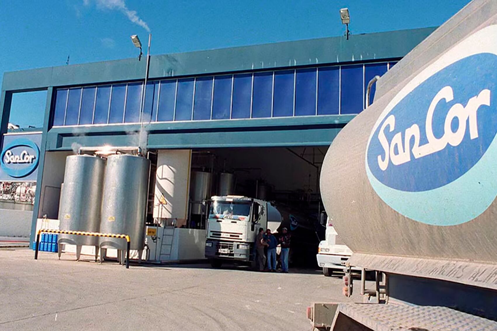 La firma adeuda salarios desde abril.