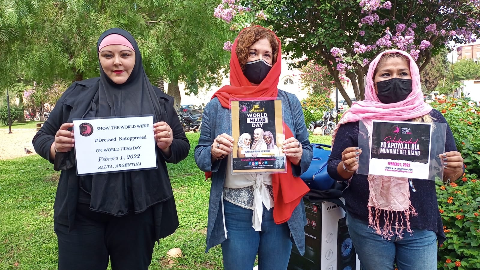 Aisha Amella a la izquierda