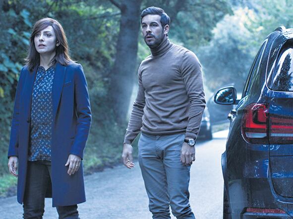 Todo gira alrededor de un caso de asesinato en una habitación cerrada, de difícil resolución.