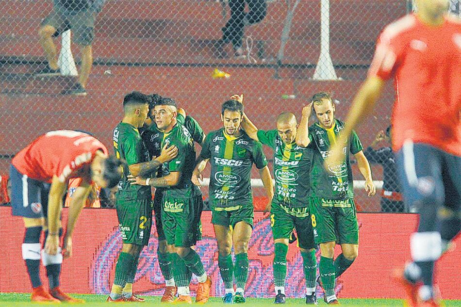 Los jugadores de Defensa y su festejo tras el triunfo ante Independiente en Avellaneda.