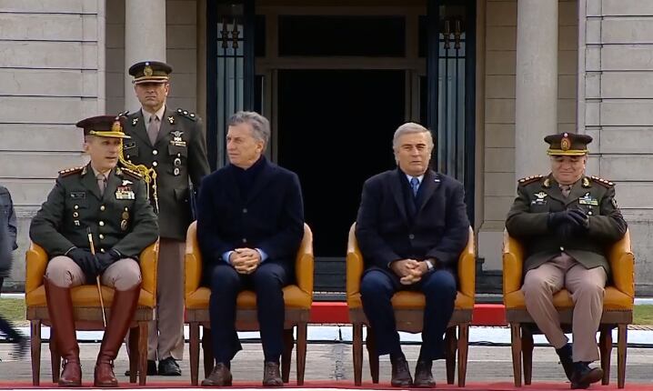 El presidente Mauricio Macri y el ministro de Defensa Oscar Aguad, durante el acto por el Día del Ejército.