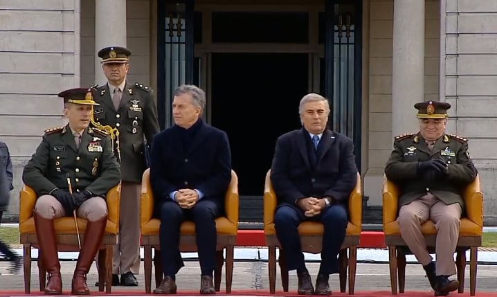 El presidente Mauricio Macri y el ministro de Defensa Oscar Aguad, durante el acto por el Día del Ejército.