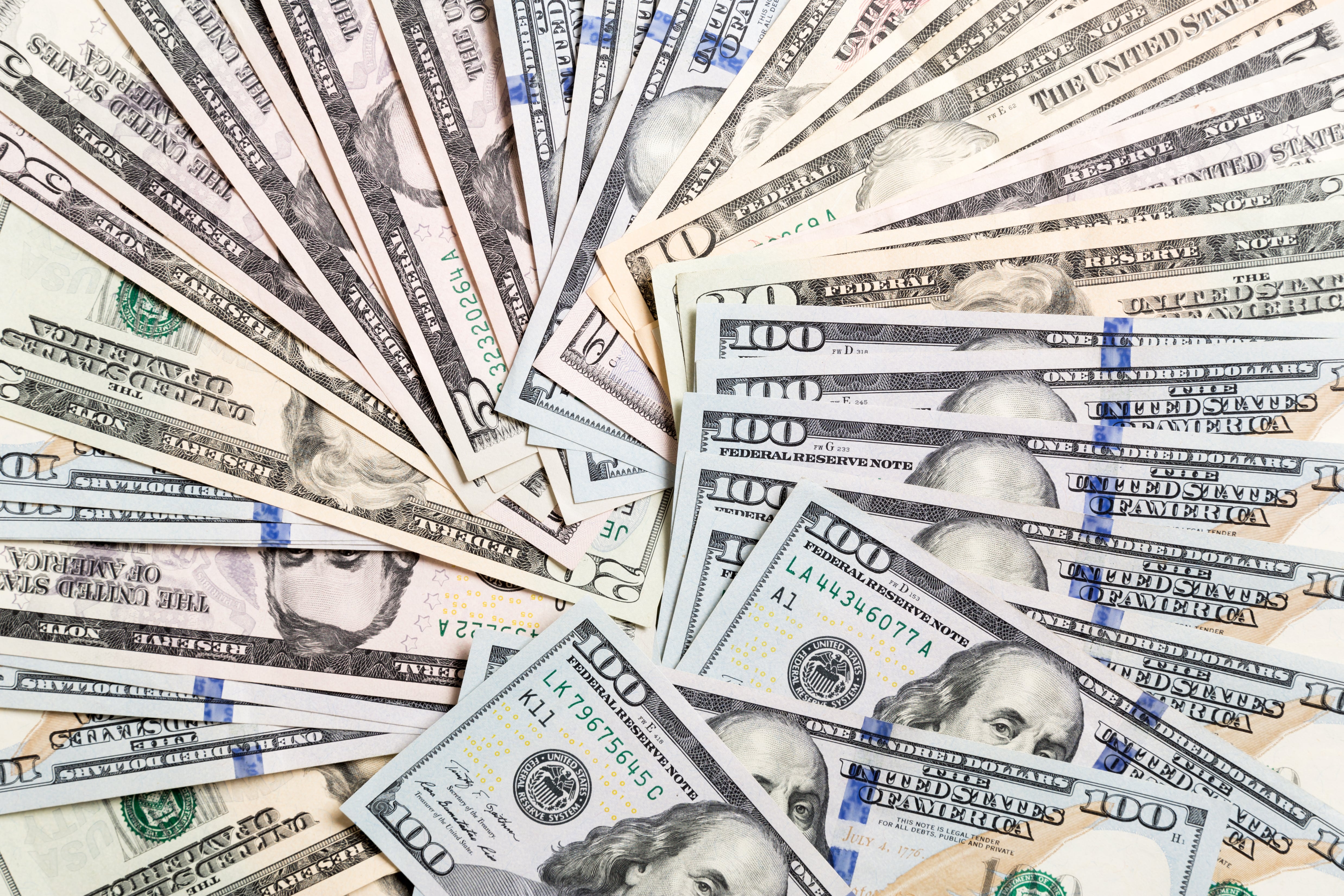 En la jornada del miércoles, el dólar oficial cerró en 1.360 pesos.