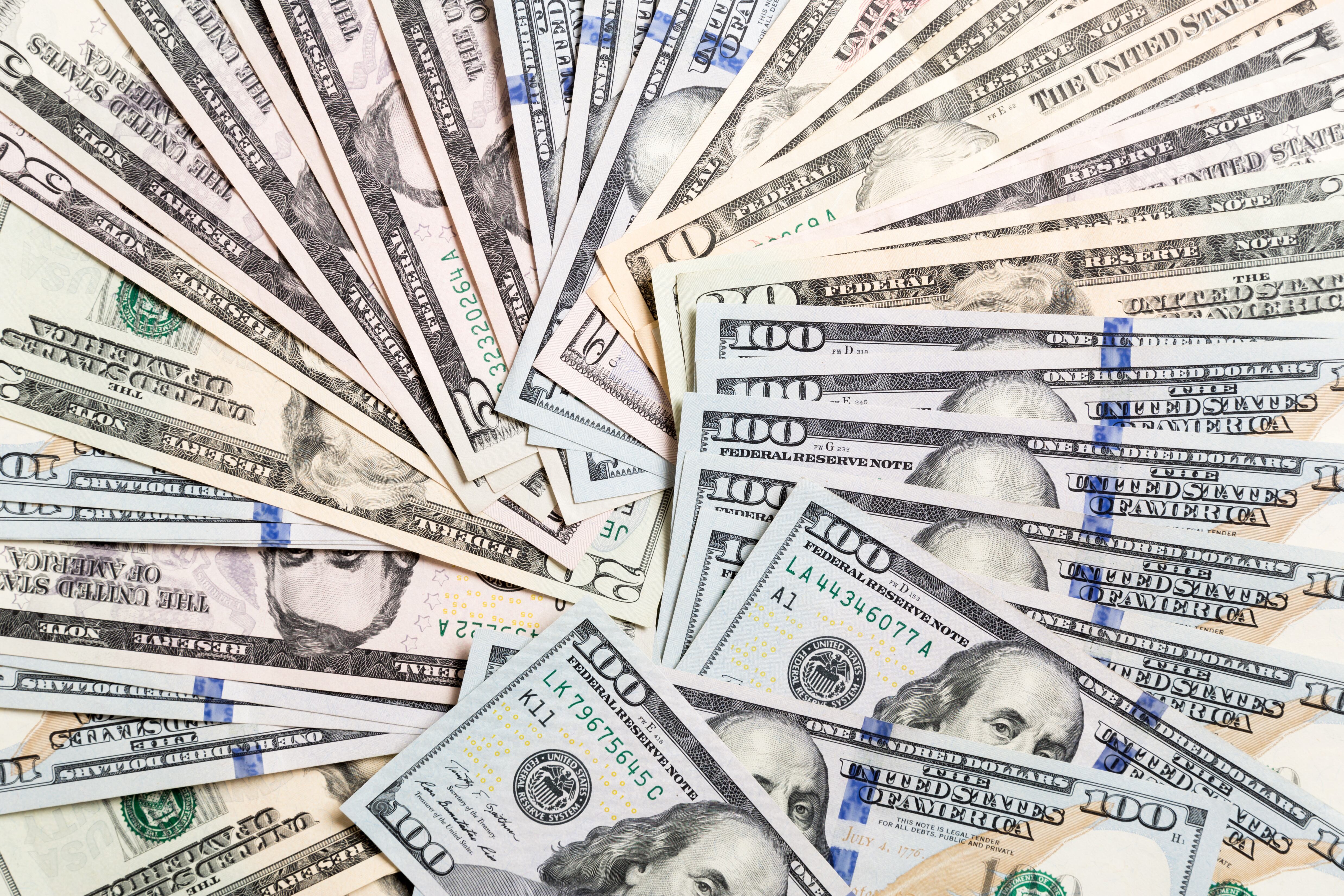 En la jornada del miércoles, el dólar oficial cerró en 1.360 pesos.