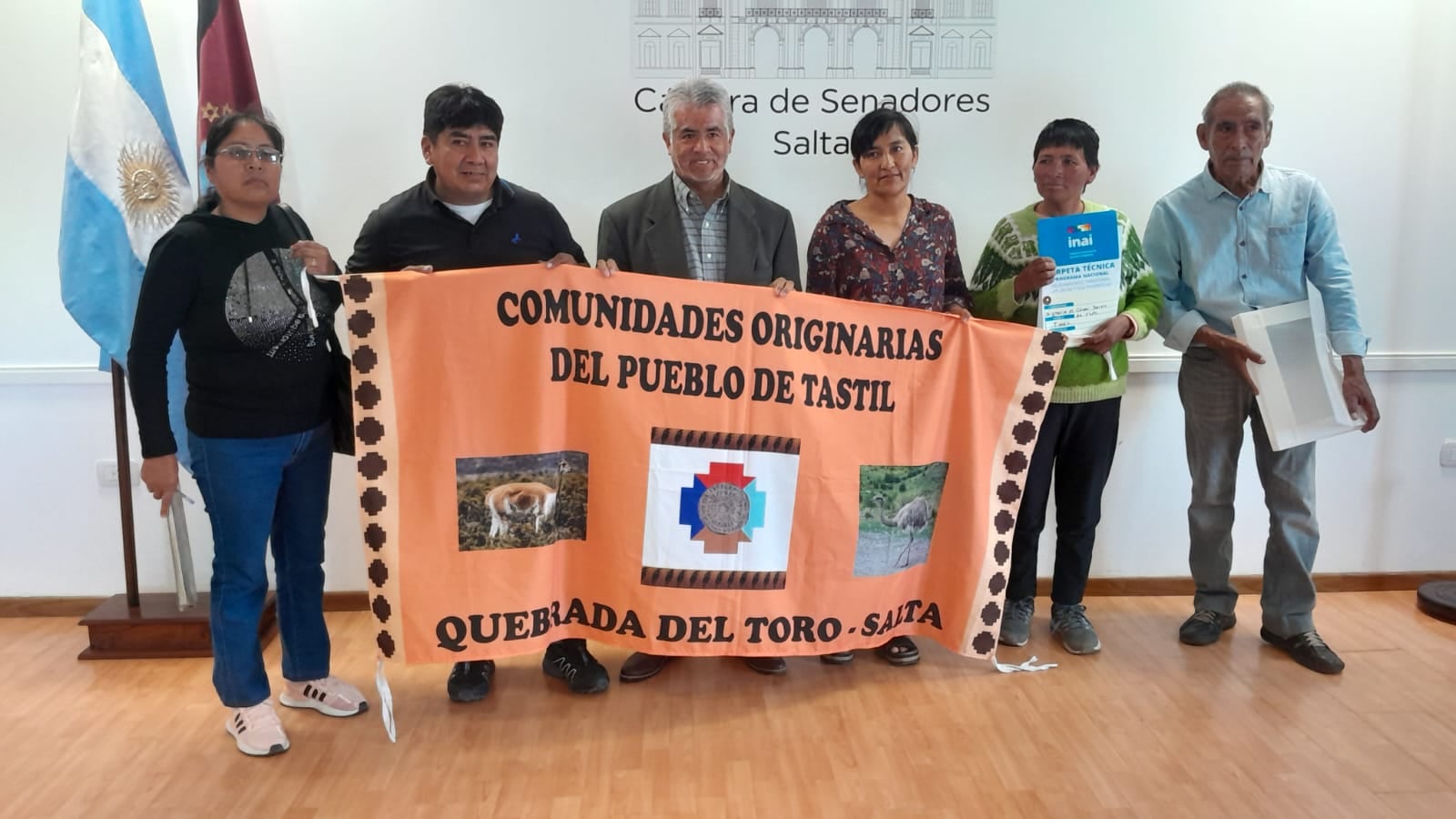 Senador Cruz con autoridades e integrantes del pueblo Tastil